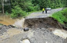 Непогода бушует на Прикарпатье: уровень воды в реках поднялся, дороги размыты (фото)