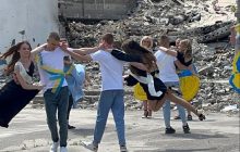 У Харківській області випускники станцювали вальс біля руїн палацу культури (відео)