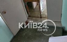 По коліно води: у Києві затопило багатоповерхівку (фото, відео)