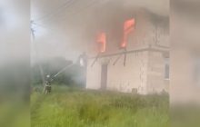Под Киевом молния попала в жилой дом, вспыхнул пожар (видео)