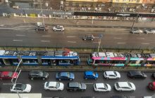 Через зливу в Києві утворилось "озеро" серед дороги: авто і трамваї зупинились (фото, відео)