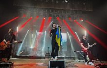 Жінка прийшла на концерт "Без обмежень" з портретом загиблого коханого: "Як боляче"