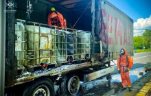 На Тернопільщині загорілася вантажівка з соляною кислотою, відбувся витік (фото)