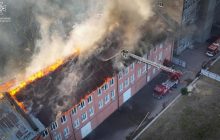 В Одессе вспыхнул завод, огонь едва не перекинулся на 12-этажный дом (фото, видео)