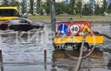 Частину Києва накрила сильна злива: в деяких районах машини "пливуть" (відео)