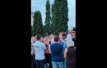 На Хмельниччині парафіяни УПЦ МП "вчепилися" за храм та влаштували скандал