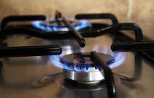 Сэкономите кругленькую сумму: чем почистить конфорки от плиты и сопло
