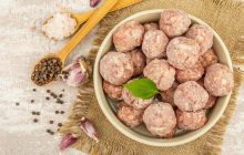 Не прилипнут и не развалятся: как готовить замороженные котлеты на сковороде