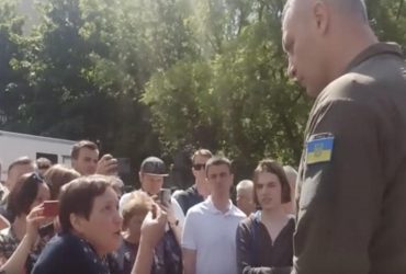 Свекруха загиблої у Києві жінки не стримала емоцій, говорячи Кличку про зачинене укриття (відео)