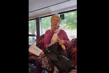 Ты скандал провоцируешь: в Германии неадекватная россиянка набросилась на украинку (видео)