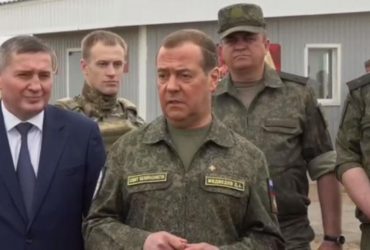 Медведев пригрозил истреблением осиного гнезда в Киеве (видео)