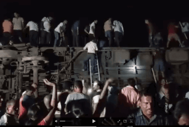 В Індії пасажирський потяг зіткнувся з вантажним: десятки людей загинули (відео)