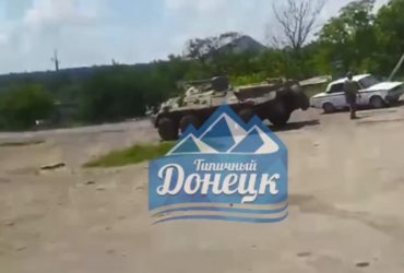 У Шахтарську російський БТР переїхав легковик, є жертви - ЗМІ (відео)