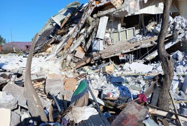 Под Днепром после атаки РФ спасатели достали из-под завалов тело 2-летней девочки (фото)