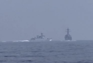 Военные корабли США и Китая едва не столкнулись в Тайваньском проливе (видео)