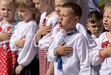 Маленький украинец взорвал сеть, спев гимн Украины (видео)