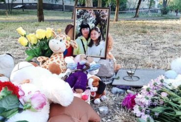 У Києві провели в останню путь загиблих 9-річну Віку та її маму (фото, відео)