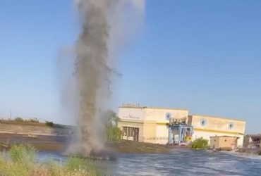 Потік води несе до Херсона російські міни, вони вибухають біля берега (відео)