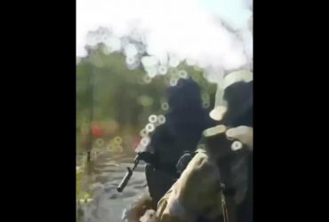 Тонемо, але йдемо: окупанти тікають з Херсонщини по пояс у воді (відео)