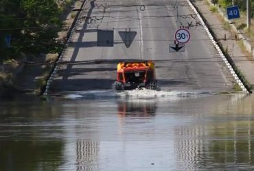 Помогают Богуны: в ГСЧС показали яркое видео об эвакуации с части Херсонской области