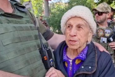 Центр Херсона затапливает: бабушка Галина ищет внука и не может связаться с близкими (видео)