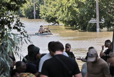 Волонтеров просят временно не ездить в Херсон: названа причина