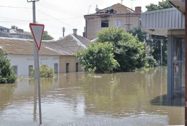 Не такі, як вчора: через підрив ГЄС на берег почало викидади дивні міни (фото)