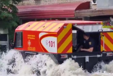 С улиц Херсона спасли почти всех: амфибия ГСЧС вернулась пустой (видео)