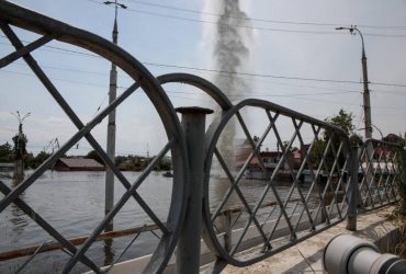 Росіяни обстрілюють Херсон під час евакуації: є постраждалі (фото, відео)