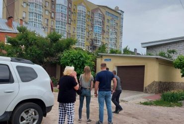 В Воронеже беспилотник врезался в многоэтажку: россияне его заглушили (видео)