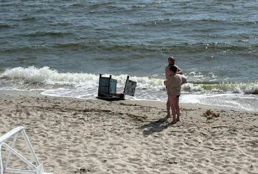 Будинки, плити, меблі: в Одесі пляжі забиті дарами моря після підриву Каховської ГЕС