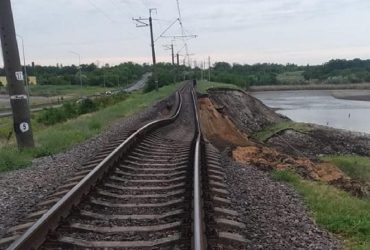Біля Нікополя через підрив Каховської ГЕС сповзла залізниця: потяги затримуються