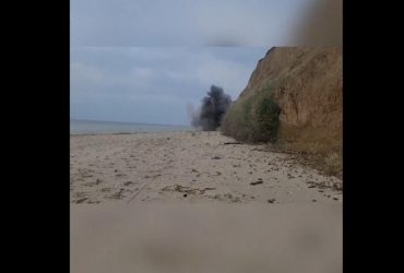 Мужчина притащил во двор прибившуюся к берегу мину: чем закончилось (видео)