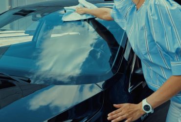 До блеска за 5 минут: чем лучше помыть лобовое стекло автомобиля