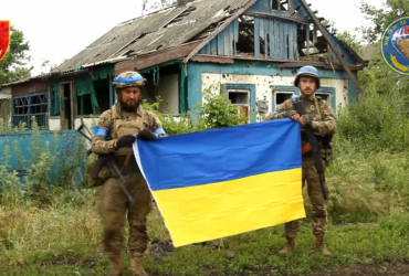 Η ουκρανική σημαία πέταξε πάνω από έναν άλλο οικισμό στην περιοχή του Ντόνετσκ (βίντεο)
