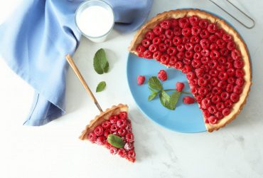 Молоко, варенье и мука: простейший рецепт заливного пирога на скорую руку