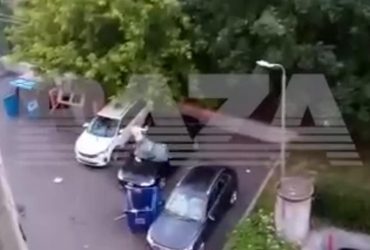 Насичений день Росії: у Москві напівголий хлопець двічі яскраво відзначився (відео)