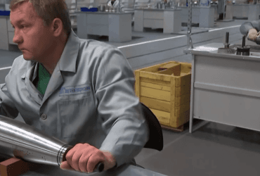 Світова практика: Лукашенку показали, як у Білорусі збирають вручну снаряди для Градів