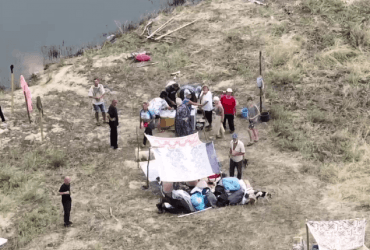 Украинские воины нашли способ передать гумпомощь на оккупированное левобережье: уникальные кадры