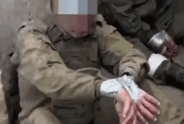 Українські захисники взяли полонених під час штурму на Донеччині (відео)