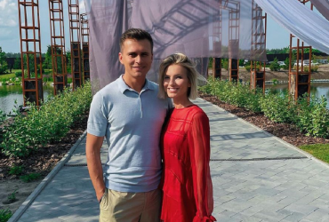 Дружина Олександра Скічка зізналася, чи живе шоумен за кордоном