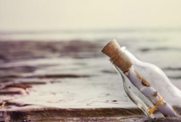 Жінка прогулювалася пляжем і виявила несподівану знахідку (фото)