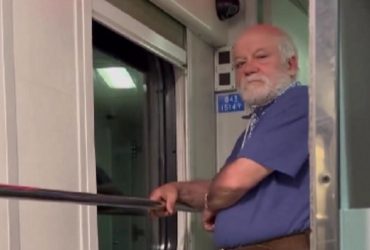 Бог послал мне женщину: пассажир цеплялся к девушке, проводник убил объяснением (видео)