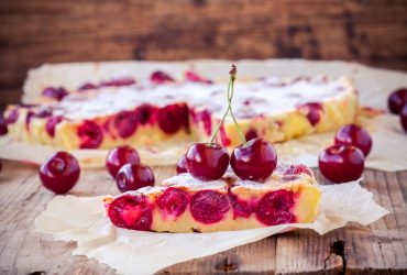 За полчаса и с любыми ягодами: универсальный летний пирог клафути