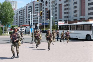 В Астане неизвестный захватил банк и приставил пистолет к горлу заложницы (фото, видео)