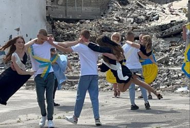 У Харківській області випускники станцювали вальс біля руїн палацу культури (відео)