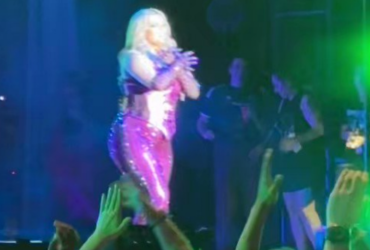 Відомій американській співачці розбили обличчя прямо на концерті (фото, відео)