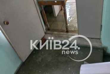 По коліно води: у Києві затопило багатоповерхівку (фото, відео)