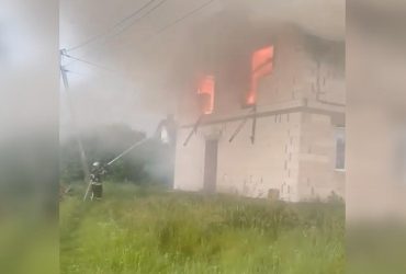 Під Києвом блискавка влучила в житловий будинок, зайнялася пожежа (відео)