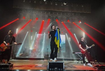 Жінка прийшла на концерт Без обмежень з портретом загиблого коханого: Як боляче